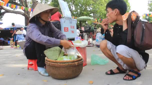Mujer vendiendo arroz frito en el mercado — Vídeo de stock