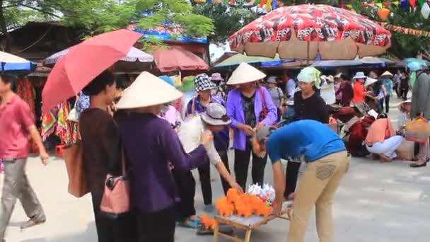 Homme vendant jouet en coton pour chien sur le marché — Video