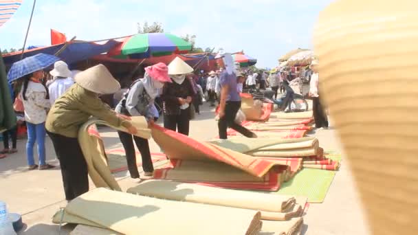 Mercado venda tapetes de cama — Vídeo de Stock