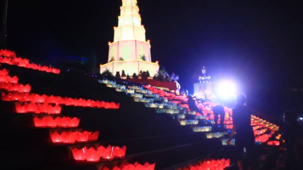 La torre del templo con luces — Vídeos de Stock