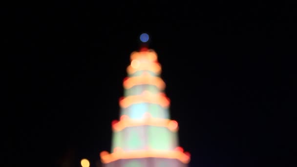 La torre del templo con luces — Vídeo de stock