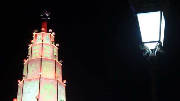 La torre del templo con luces — Vídeo de stock