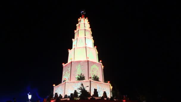 Der Tempelturm mit Lichtern — Stockvideo