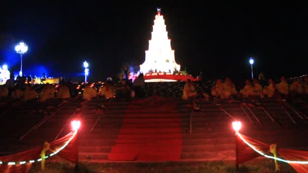Башня храма с огнями — стоковое видео
