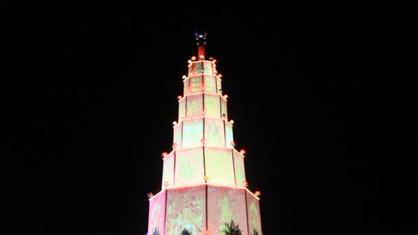 A torre de templo com luzes — Vídeo de Stock