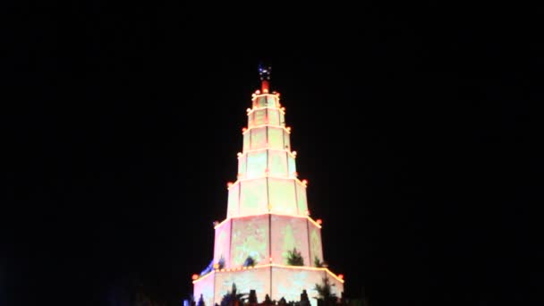 La torre del templo con luces — Vídeos de Stock