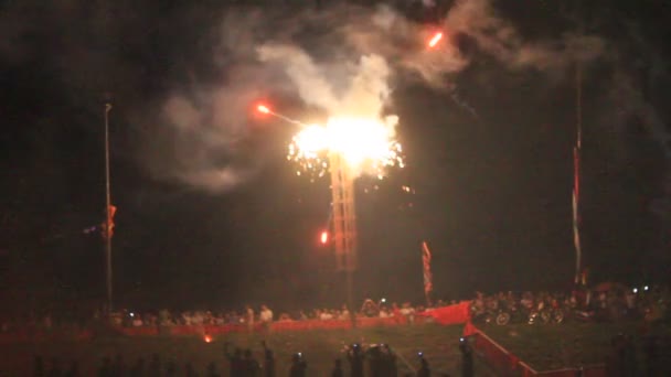 Fogos de artifício em um festival tradicional, vietnam — Vídeo de Stock