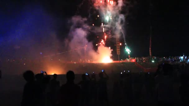Fuegos artificiales en un festival tradicional, Vietnam — Vídeos de Stock