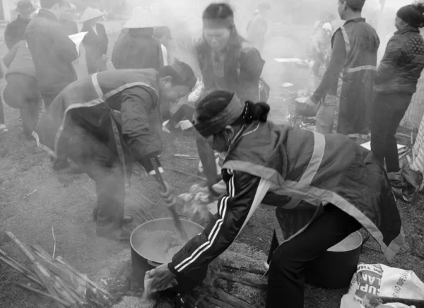 Examen de personas para hacer pastel de frijol —  Fotos de Stock