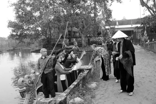 Asiatiska gruppen sjunger folkvisor i folkmusik festival — Stockfoto