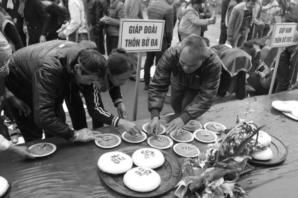 Pessoas exame para fazer rodada bolo de arroz pegajoso — Fotografia de Stock