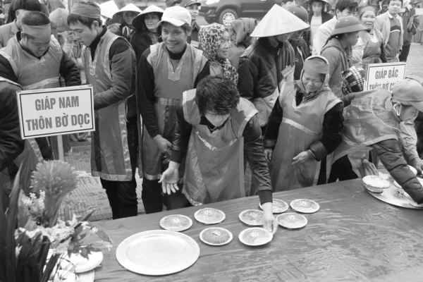 Menschen prüfen, um runden klebrigen Reiskuchen zu machen — Stockfoto