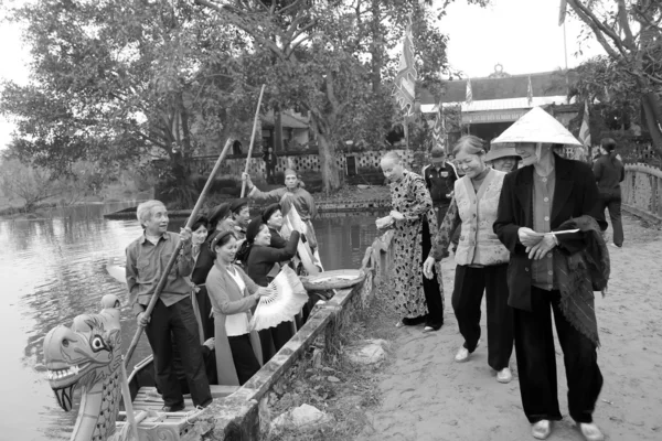 Grupo asiático cantando canções folclóricas no festival folclórico — Fotografia de Stock