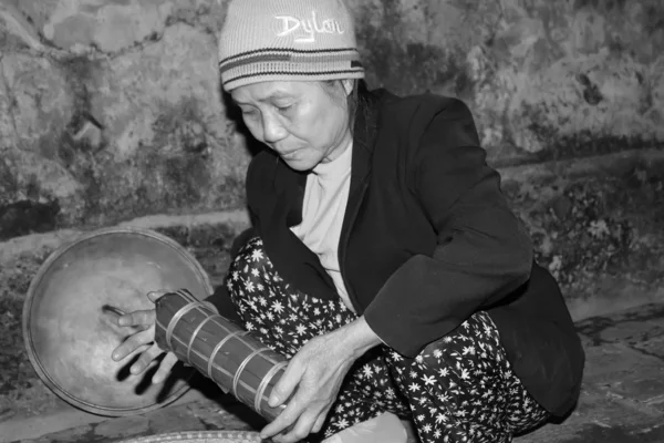 Asian woman packing rice cake — Stock Photo, Image