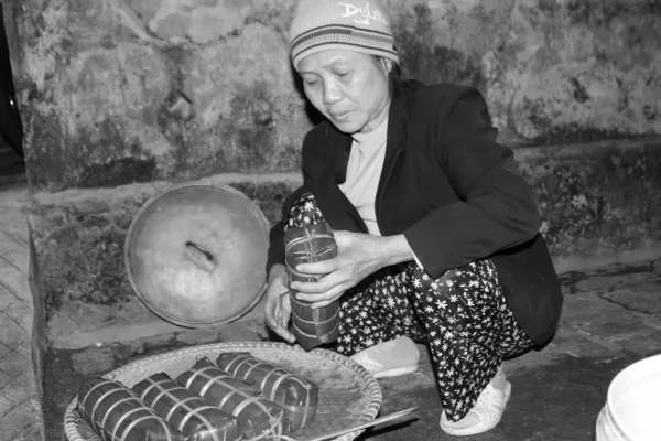 Asiatische Frau Verpackung Reiskuchen — Stockfoto