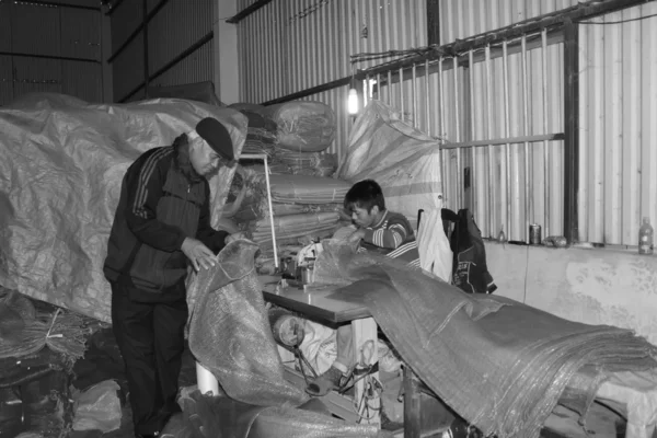 Trabajadores en la fábrica de costura — Foto de Stock