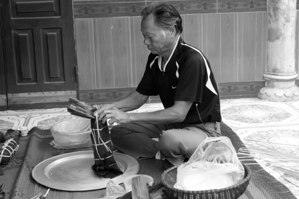 Asiatische Mann Verpackung Reiskuchen — Stockfoto