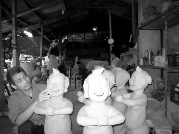 Kunstenaar klei standbeeld: man die lacht — Stockfoto