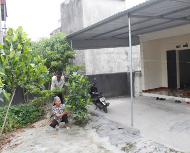 Hai Duong, Vietnam, Ağustos, 4: kadın ve adam sebze Bakımı 