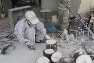 Hai Duong, Vietnam, 3 Ağustos: işçi kaldırma kalıp bronz casti