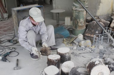 Hai Duong, Vietnam, 3 Ağustos: işçi kaldırma kalıp bronz casti