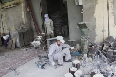 Hai Duong, Vietnam, 3 Ağustos: işçi kaldırma kalıp bronz casti