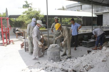 Hai Duong, Vietnam, 3 Ağustos: işçi kaldırma kalıp bronz casti