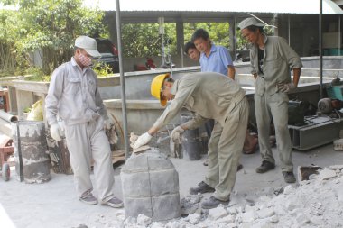 Hai Duong, Vietnam, 3 Ağustos: işçi kaldırma kalıp bronz casti