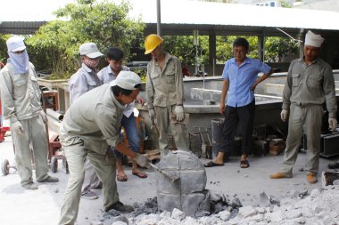 Hai Duong, Vietnam, 3 Ağustos: işçi kaldırma kalıp bronz casti