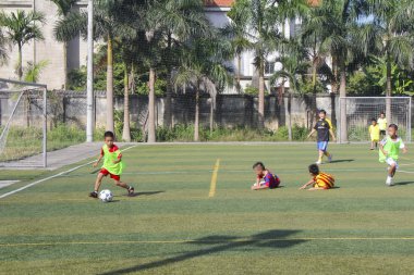 Hai Duong, Vietnam, 30 Temmuz: sahada futbol oynayan çocuklar