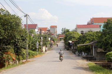 Hai Duong, Vietnam, 30 Temmuz: Vietnamca kırsal köy bir geçit