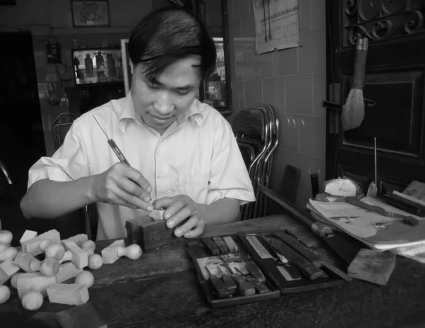 Worker is doing the wooden seals — Stock Photo, Image