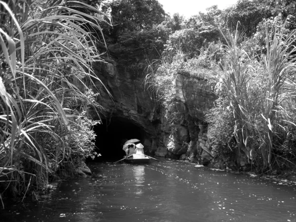 Unidentified tourists in Trang An — Stock Photo, Image