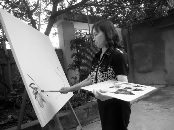 Artista femenina pintando en casa —  Fotos de Stock