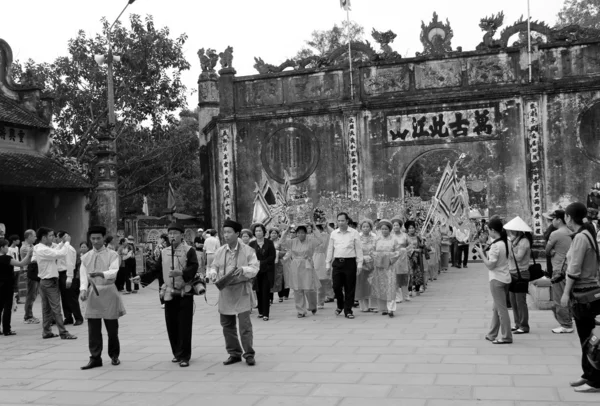 Groupe de personnes en costume traditionnel palanquin procession de h — Photo