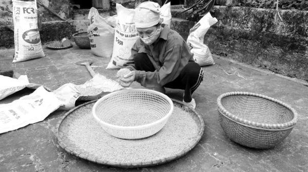 Femme vietnamienne agriculteur riz propre après séchage — Photo