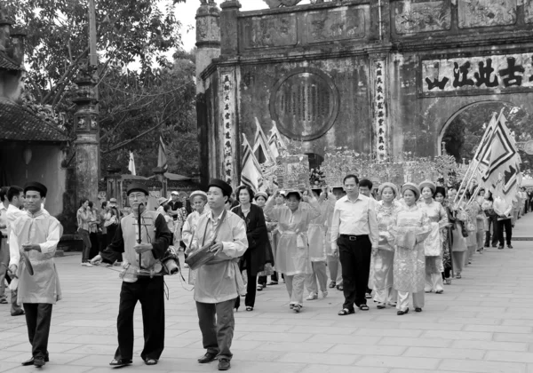 Groep mensen in klederdracht draagstoel processie van h — Stockfoto