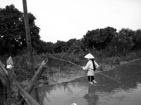 Fille rurale utilisent canne à pêche avec appât cacht crabe dans son trou — Photo