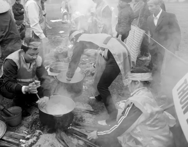 Examen de personas para hacer pastel de frijol — Foto de Stock