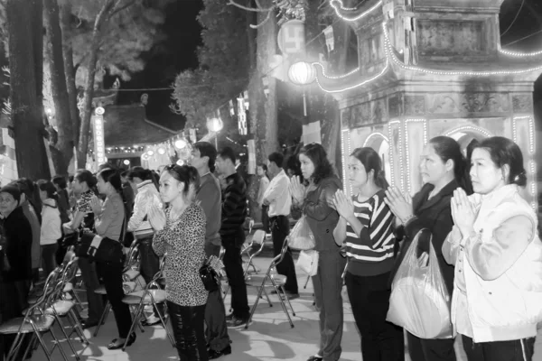 Los monjes y la fiel ceremonia en Con Son Pagoda —  Fotos de Stock