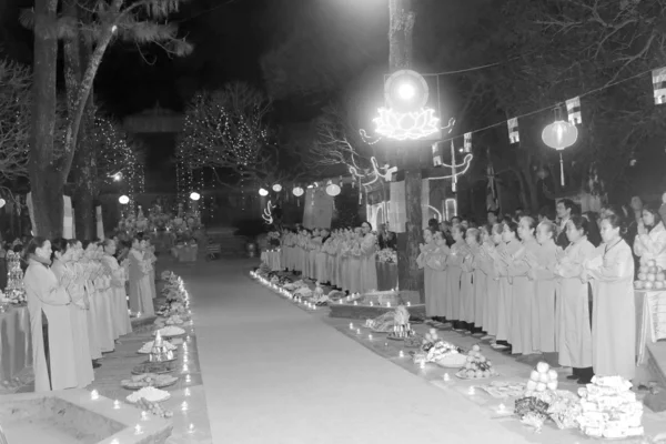 Monks and the faithful ceremony at Con Son Pagoda — Stock Photo, Image