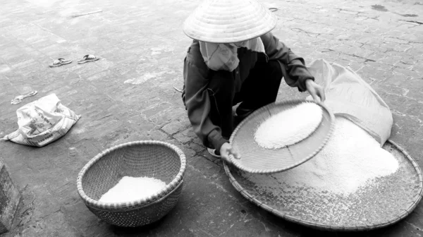 越南女子农夫洁米后铣削 — 图库照片
