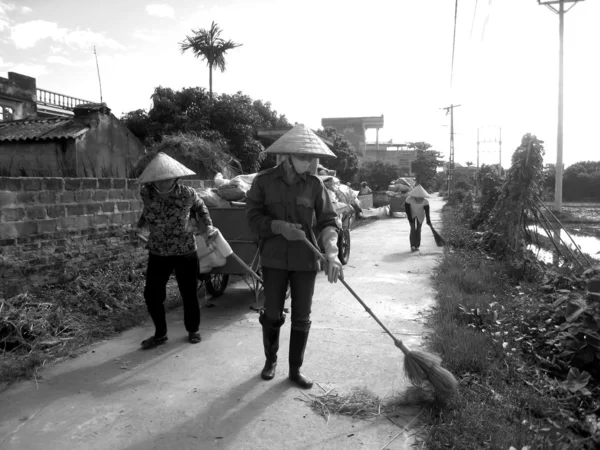 Workers sweep and collect garbage on the road — Stock Photo, Image