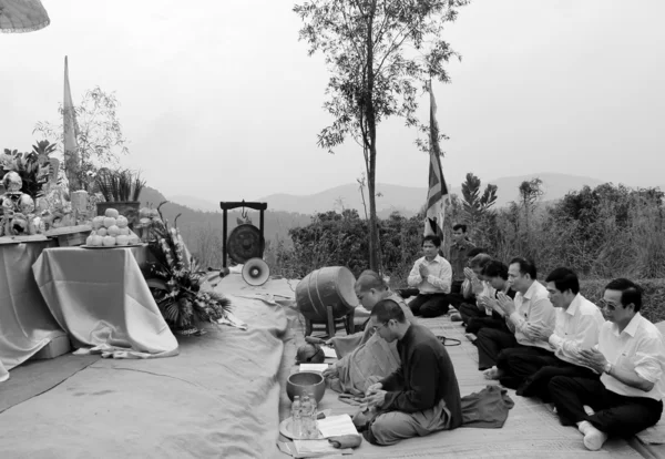 Los monjes y los visitantes ceremonia en Kiep Bac tempel —  Fotos de Stock