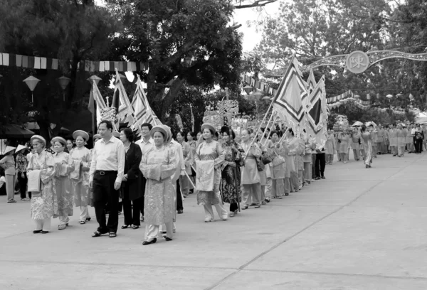 Grupo de personas en traje tradicional procesión palanquín de h — Foto de Stock