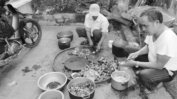 Uomini macellazione cane per cucinare — Foto Stock