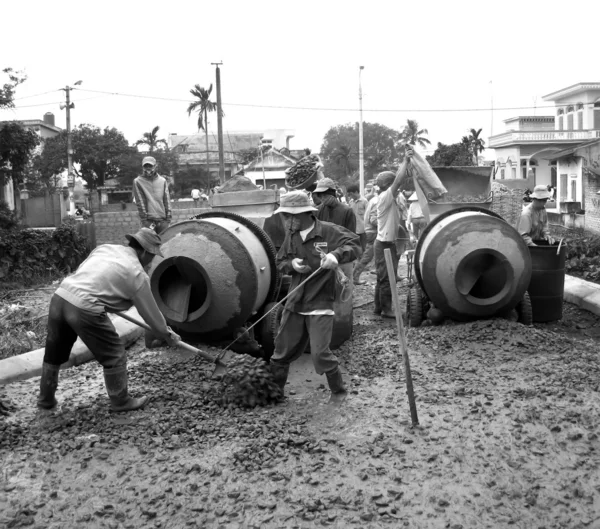 Trabajador de la construcción está mezclando hormigón para carretera — Foto de Stock