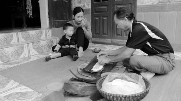 Азиатский мужчина упаковывает рисовый пирог — стоковое фото