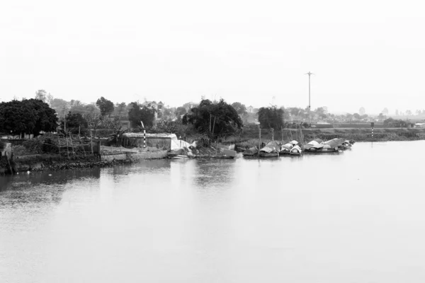 Pueblo pesquero en el río —  Fotos de Stock