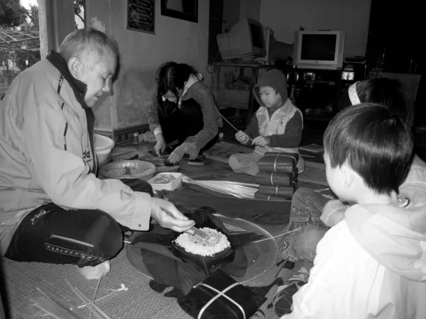 Eine bäuerliche Familie stellt den traditionellen Reiskuchen her — Stockfoto